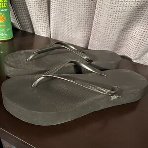 Gap platform thong sandal
Sz 11